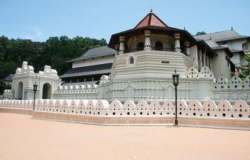 Heart-warming 4 Days 3 Nights Pinnawala, Kandy, Beruwala Beach and Colombo Holiday Package