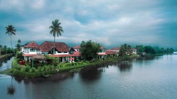 Heart-warming 2 Days 1 Night Alleppey Hill Stations Tour Package