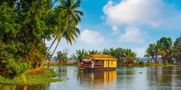 Memorable 5 Days Alleppey to Munnar Honeymoon Holiday Package