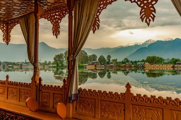 Heart-warming 2 Days 1 Night Srinagar with New Delhi Tour Package