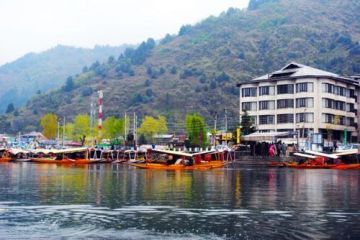 Heart-warming 2 Days Srinagar and New Delhi Holiday Package