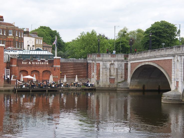 Hampton Court Bridge Trip Packages